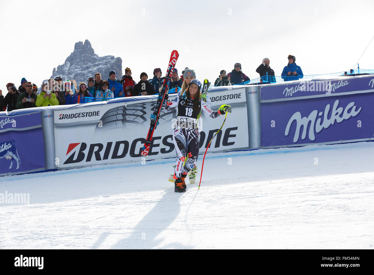 Cortina d'Ampezzo, Italie 24 janvier 2016. Tina Weirather (lie) prend la 2ème place au cours de l'AUDI FIS Alpine Ski World Cup super G femmes Banque D'Images