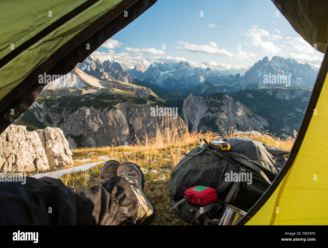 Vue depuis la vallée de montagne à tente touristique Banque D'Images