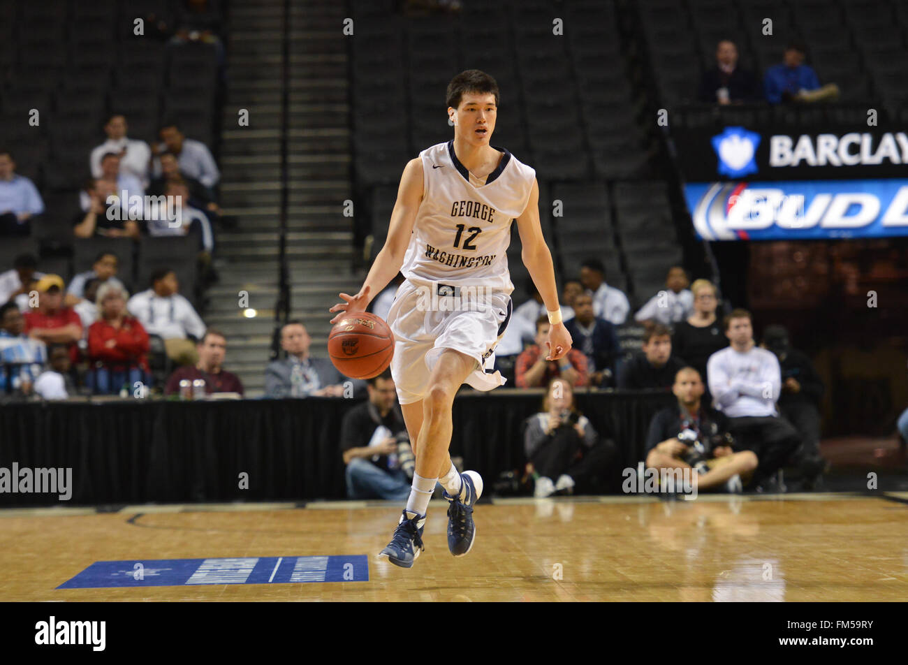 Brooklyn, New York City, USA. 10 Mar, 2016. Yuta Watanabe (George) : Basket-ball de NCAA de basket-ball 2016 Collège de l'Atlantique 10 tournoi hommes Deuxième ronde match entre George Washington 73-65 Saint Louis au Barclays Center de Brooklyn, New York, United States . © Hiroaki Yamaguchi/AFLO/Alamy Live News Banque D'Images