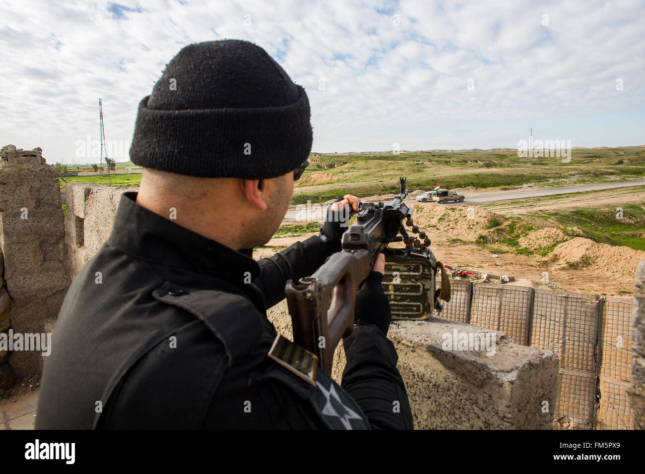 Lors d'une chasse kurde road contrôle près de la ligne de front à l'est dans le Nord de l'Iraq Banque D'Images