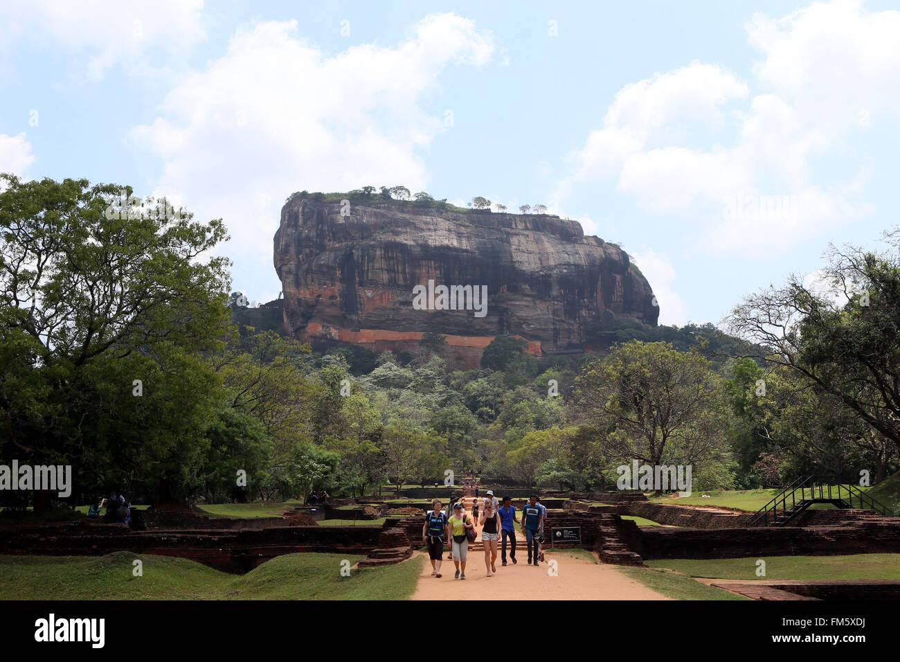 (160311) -- SIGIRIYA, 11 mars 2016 (Xinhua) -- Les touristes visiter la ville ancienne de Sigiriya, quelques 170 km au nord-est de Colombo, capitale du Sri Lanka, le 8 mars 2016. Les ruines de la capitale construit par le roi Kassapa je parricidal (AD477-495) se situent sur les pentes abruptes et au sommet d'un pic de granit certaines commandes 180m de haut. Une série de galeries et d'escaliers qui sortent de la bouche d'un gigantesque Lion construite de briques et de plâtre à fournir l'accès au site. La ville ancienne de Sigiriya a été inscrit comme site du patrimoine mondial par l'Organisation des Nations Unies pour l'éducation, la science et la culture Organisation Banque D'Images