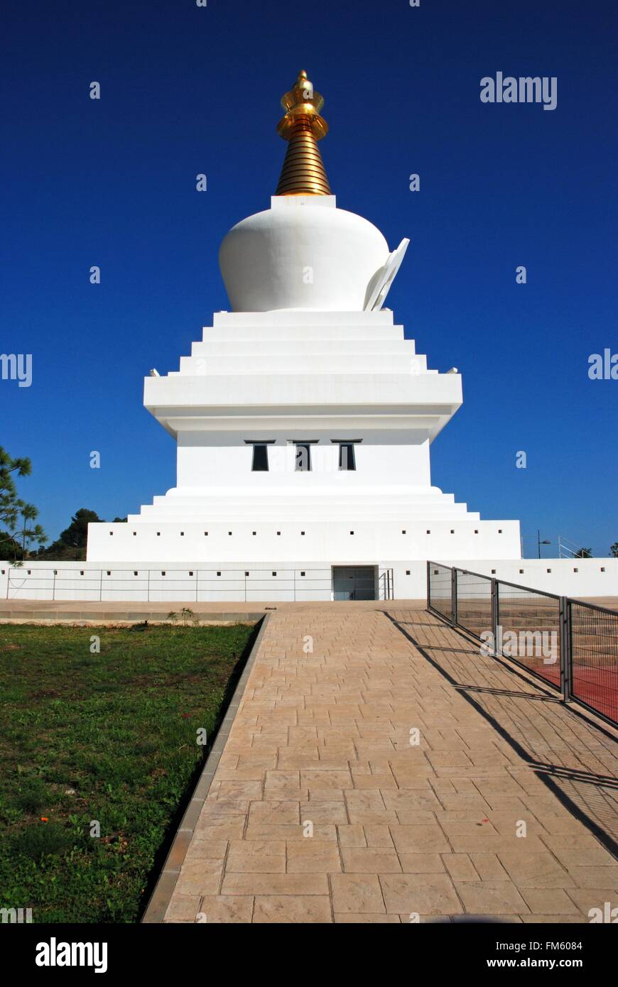 Avis de la Stupa qui est un bâtiment en forme de dôme érigée comme un sanctuaire bouddhiste à Benalmadena Puebo, Benalmadena, Espagne. Banque D'Images