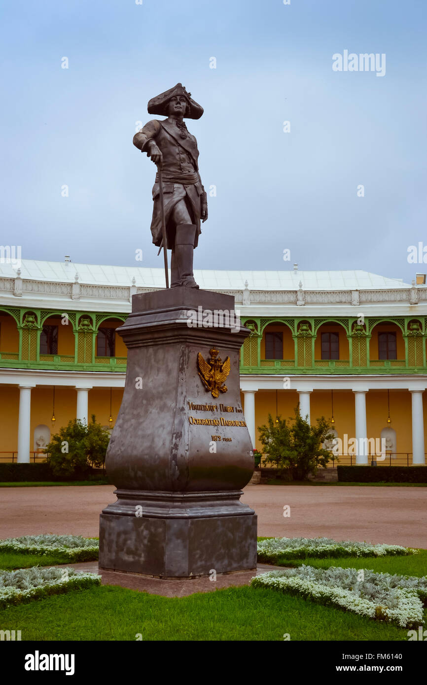 PAVLOVSK, Russie - le 14 août 2011 : Monument à Paul I sur la place au Palais de Pavlovsk (architecte, Charles Cameron) Banque D'Images