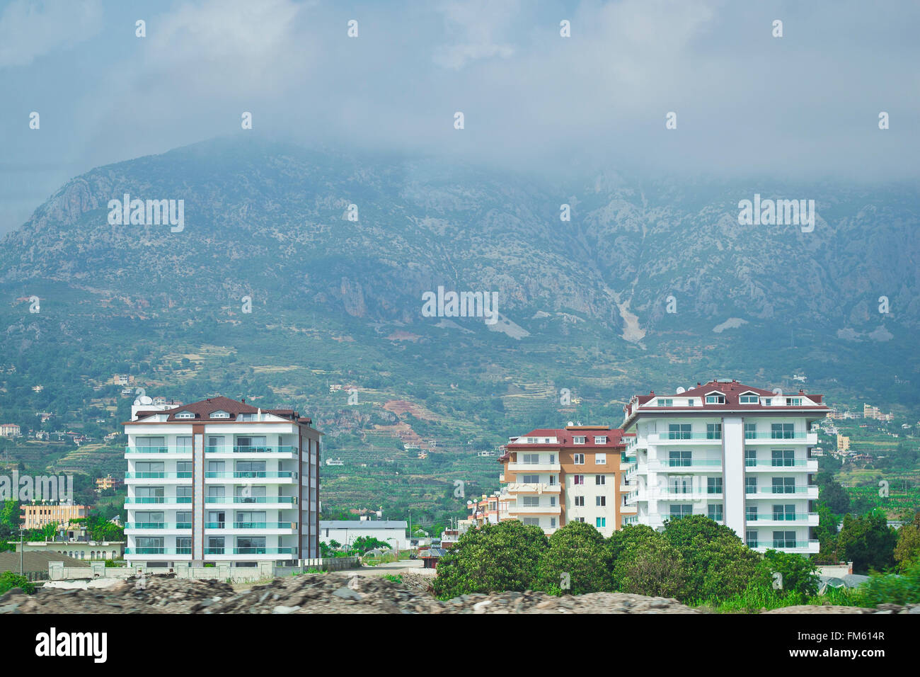 KEMER, TURQUIE - Mai 2013 : Tenement House dans le village de Kemer, debout au pied de la montagne Banque D'Images