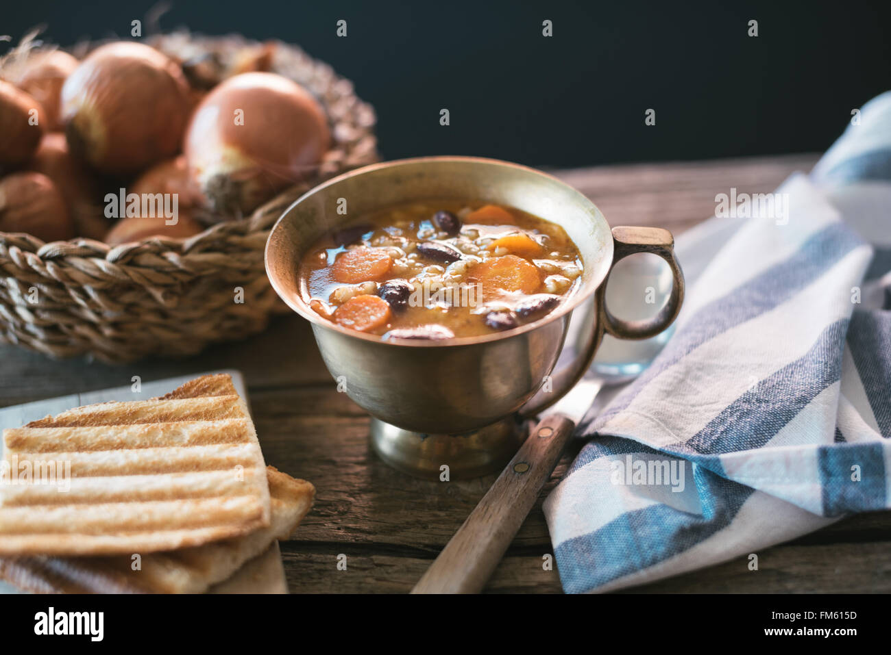 Soupe de haricots rouges avec carots et d'orge sur table en bois Banque D'Images