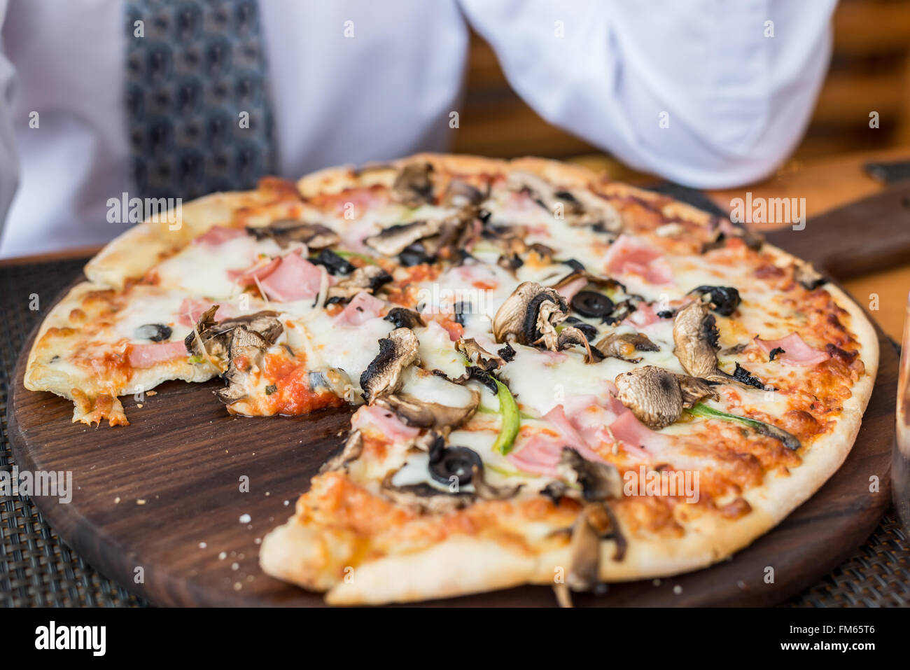 Pizza aux champignons sur table in restaurant Banque D'Images