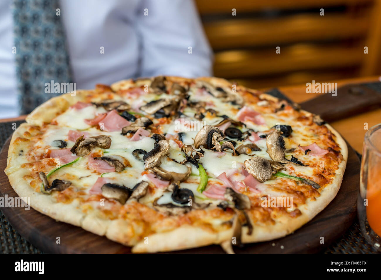 Pizza aux champignons sur table in restaurant Banque D'Images
