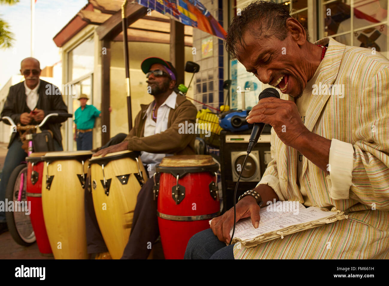 Faire de la musique des musiciens cubains à Miami Banque D'Images
