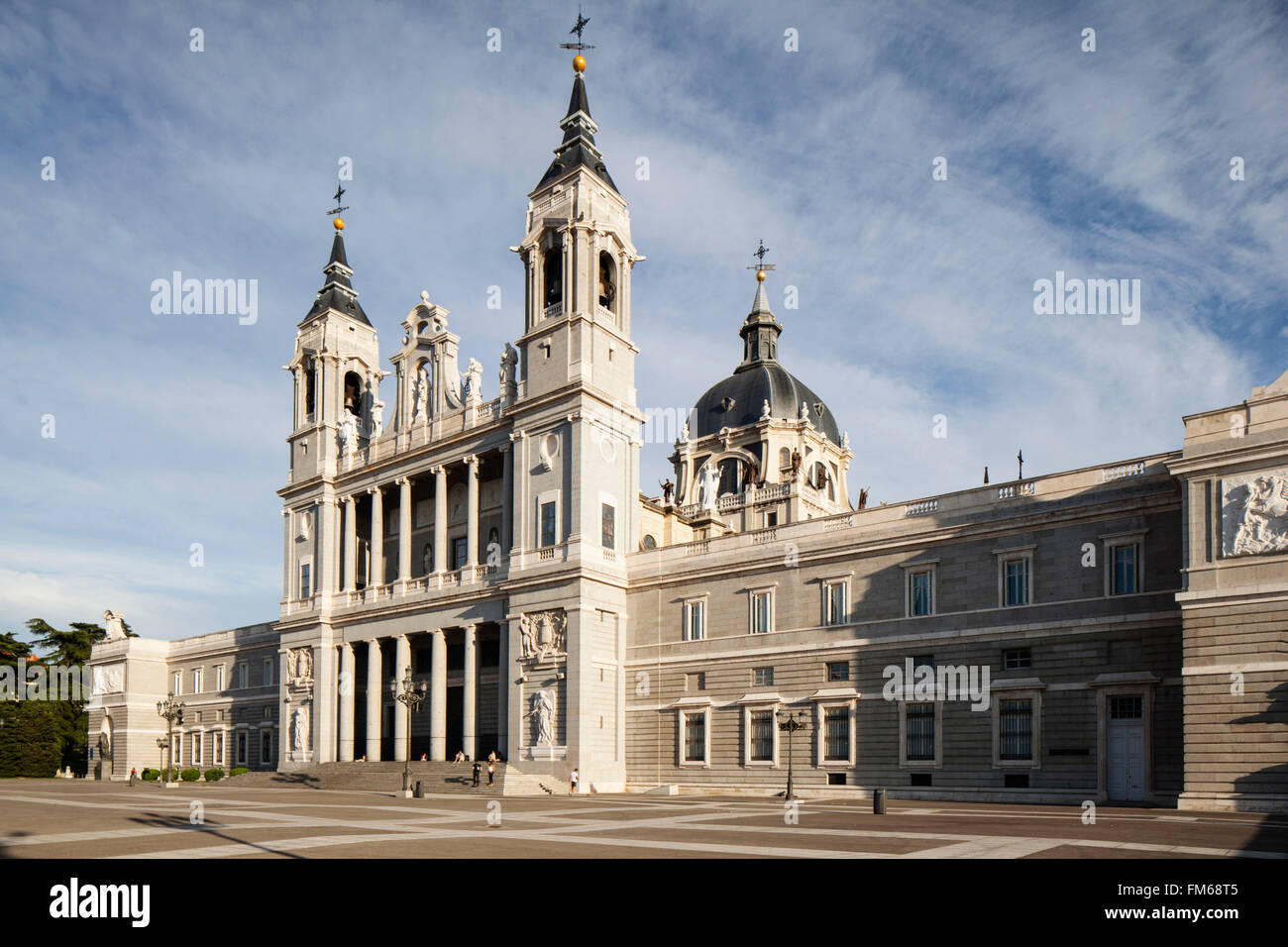 Un grand bâtiment impressionnant de l'extérieur, la cathédrale de Santa Maria la Real de la Almudena, à Madrid, avec l'étonnante façade entrée et long. Banque D'Images