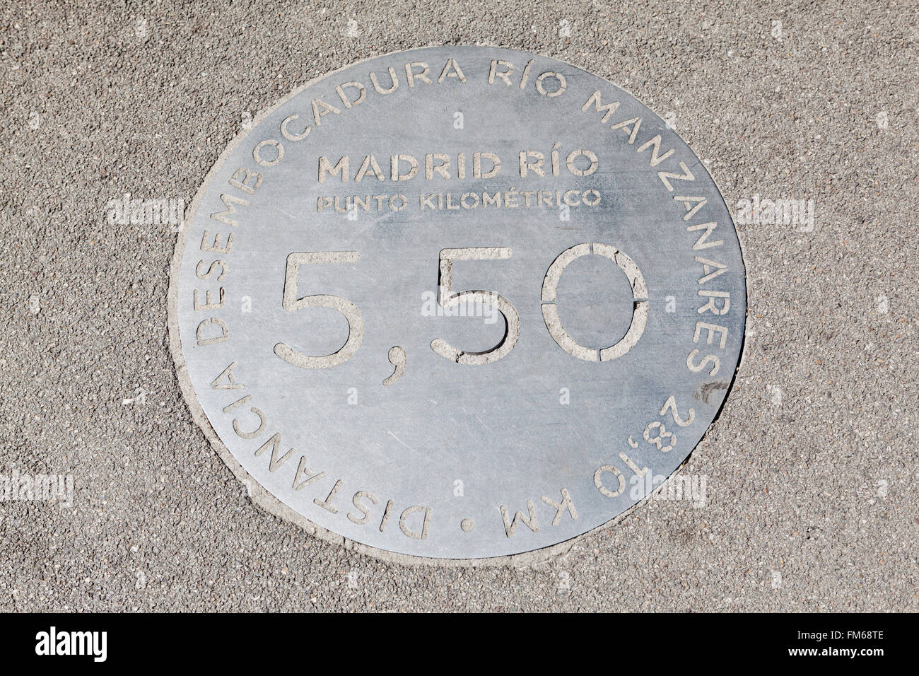 Une plaque au sol indiquant la distance parcourue à l'intérieur du parc Madrid Rio, situé dans la rue. Banque D'Images