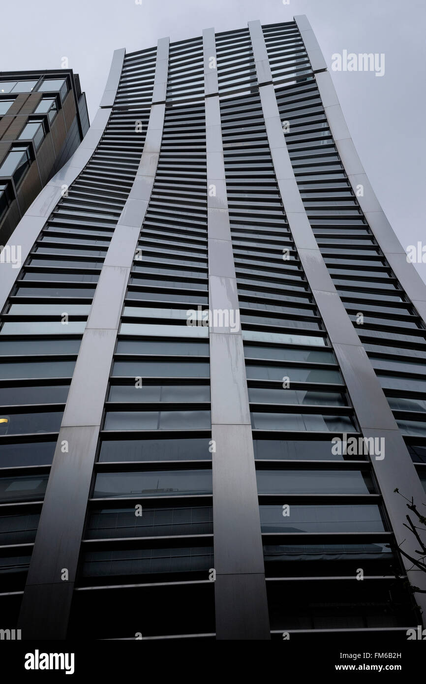 Une vue extérieure du bâtiment ultra moderne De Beers à Tokyo, montrant l'acier figurant à la courbe et plier vers le haut. Banque D'Images