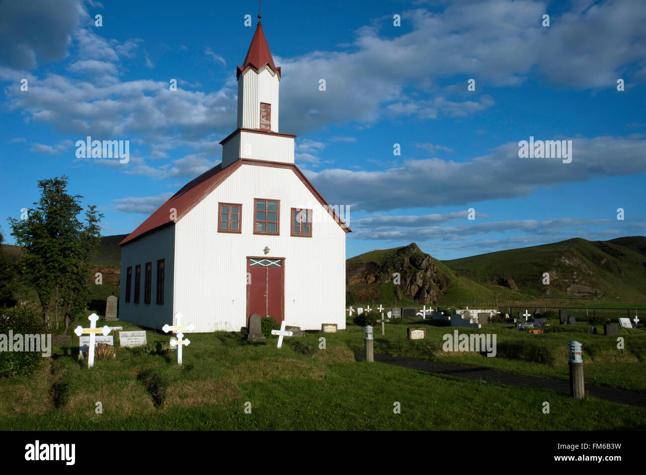 Une vue extérieure d'une église islandaise, et le cimetière, à Dyrholaey. Banque D'Images