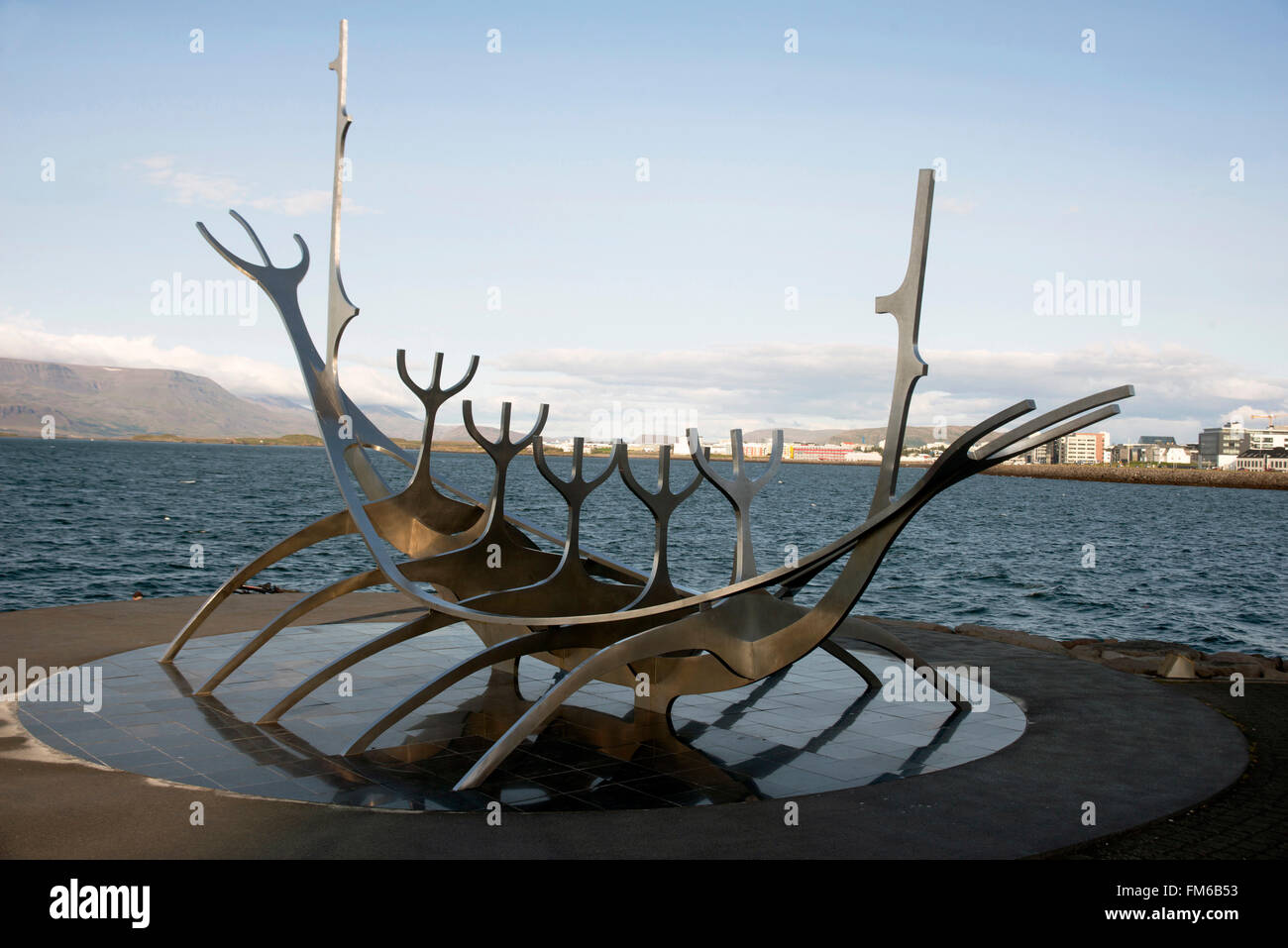 Un des artistes modernes impression d'un bateau viking, sur un littoral en Islande, avec les montagnes et la mer en arrière-plan. Banque D'Images