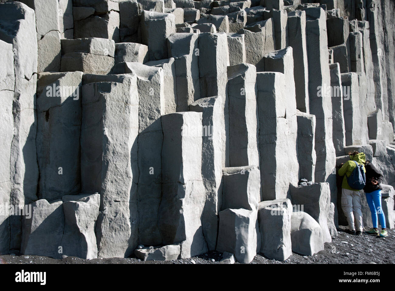 Une spectaculaire falaise, à partir de la formation de basalte de falaises, dans la région de Vik en Islande, avec des pierres à tous les niveaux et de longueurs différentes. Banque D'Images