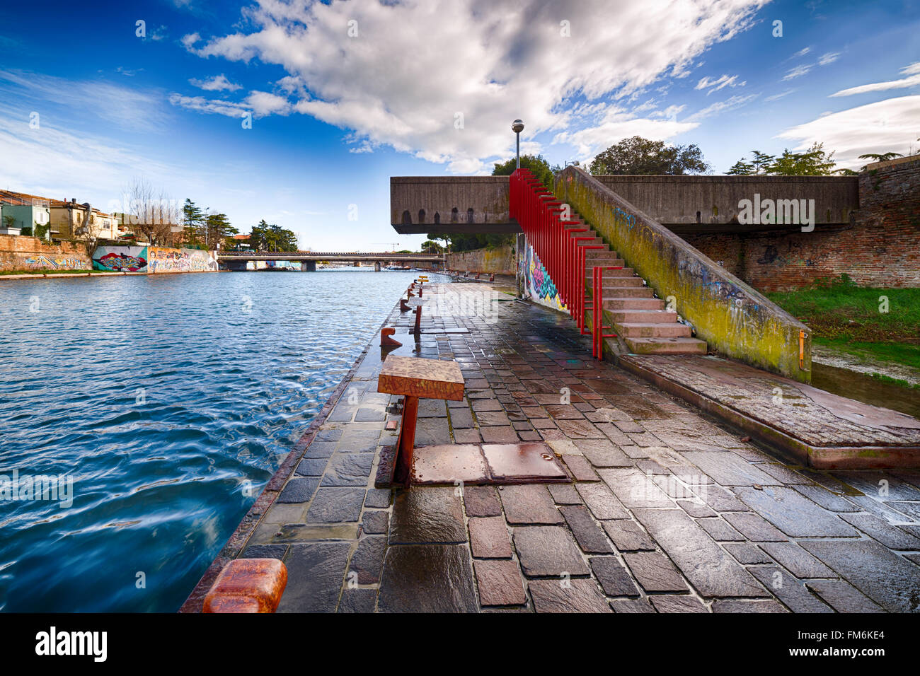 Escalier sur le quai du canal de Rimini port avec des bateaux, des bâtiments modernes et anciennes maisons Banque D'Images