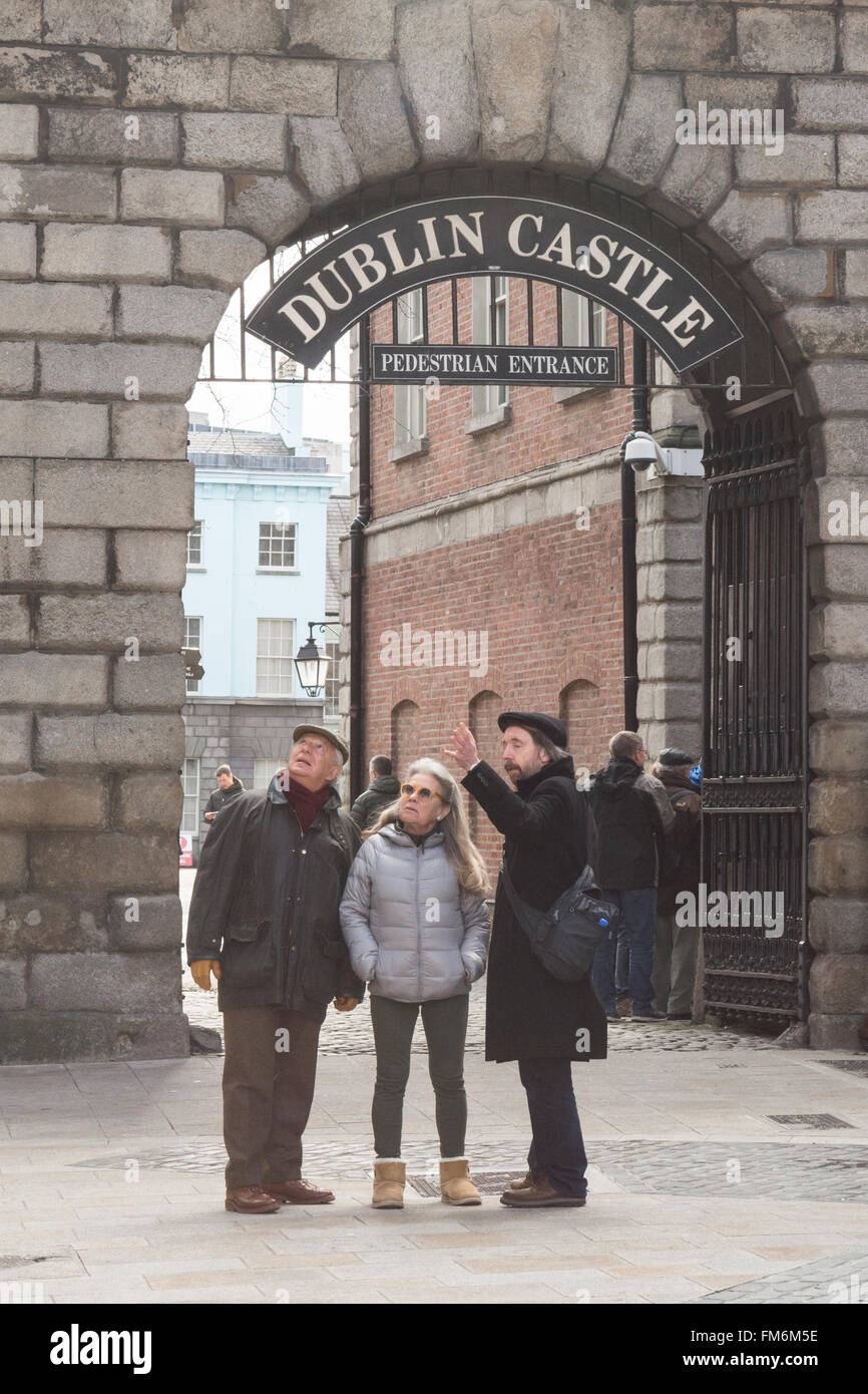 Les touristes à l'extérieur de l'entrée pour le château de Dublin, Dublin, Irlande Banque D'Images