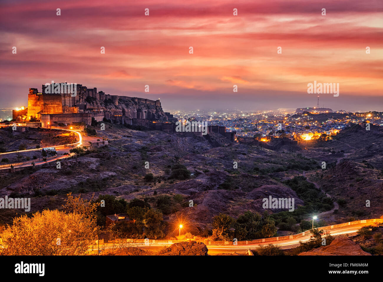 Mehrangarh fort dans le crépuscule. Jodhpur, Inde Banque D'Images