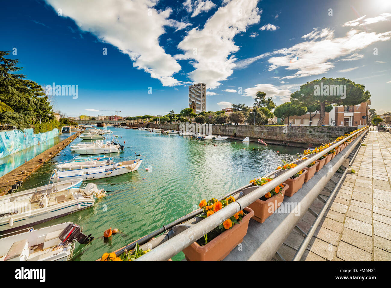 Pont sur canal Rimini port avec des bateaux, des bâtiments modernes et anciennes maisons Banque D'Images