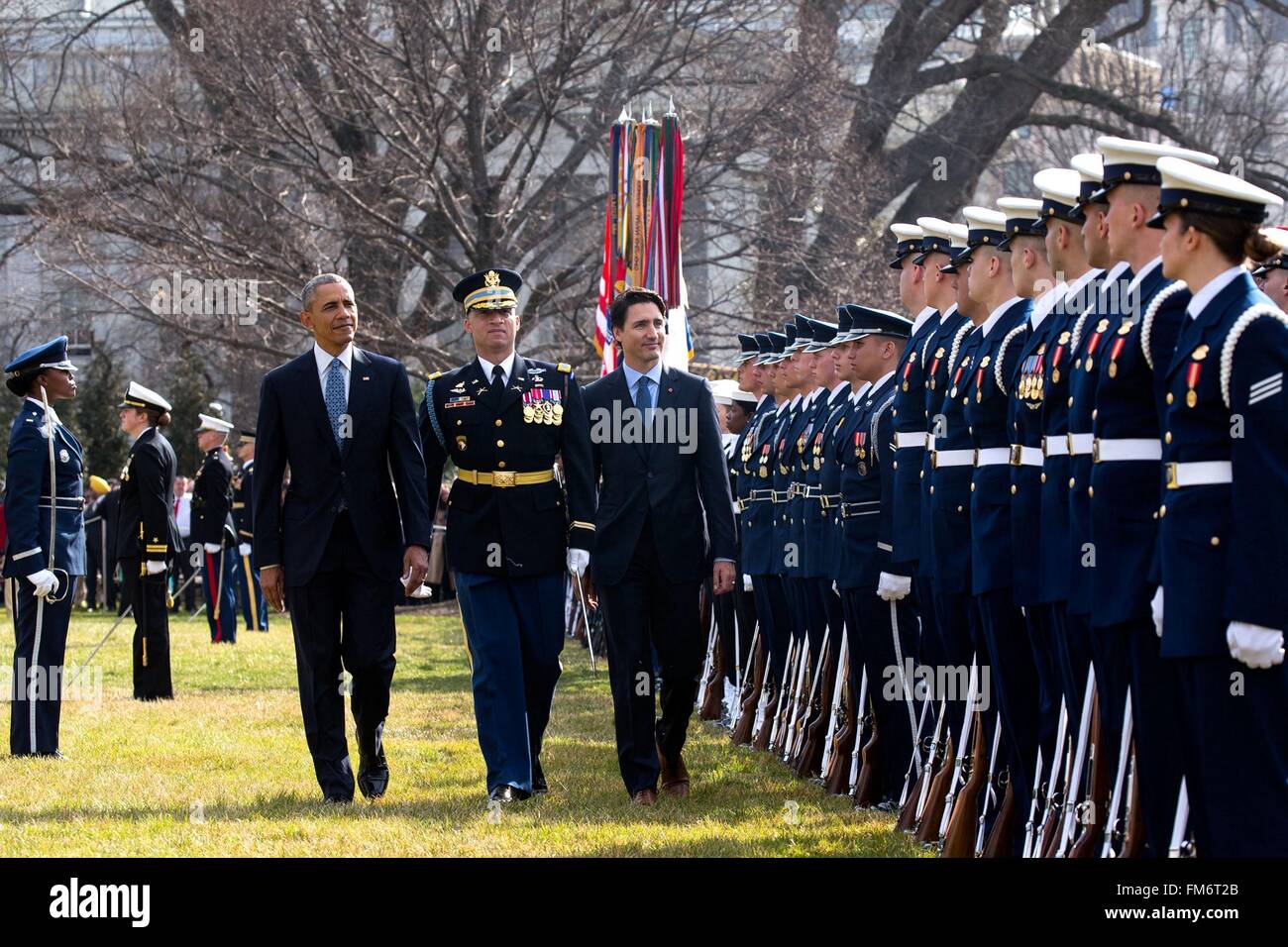 Le président américain Barack Obama et le premier ministre du Canada, Justin Trudeau, revoir la garde d'honneur pendant la cérémonie d'arrivée de l'État sur la pelouse Sud de la Maison Blanche le 10 mars 2016 à Washington, DC. C'est la première visite d'état d'un premier ministre canadien en 20 ans. Banque D'Images