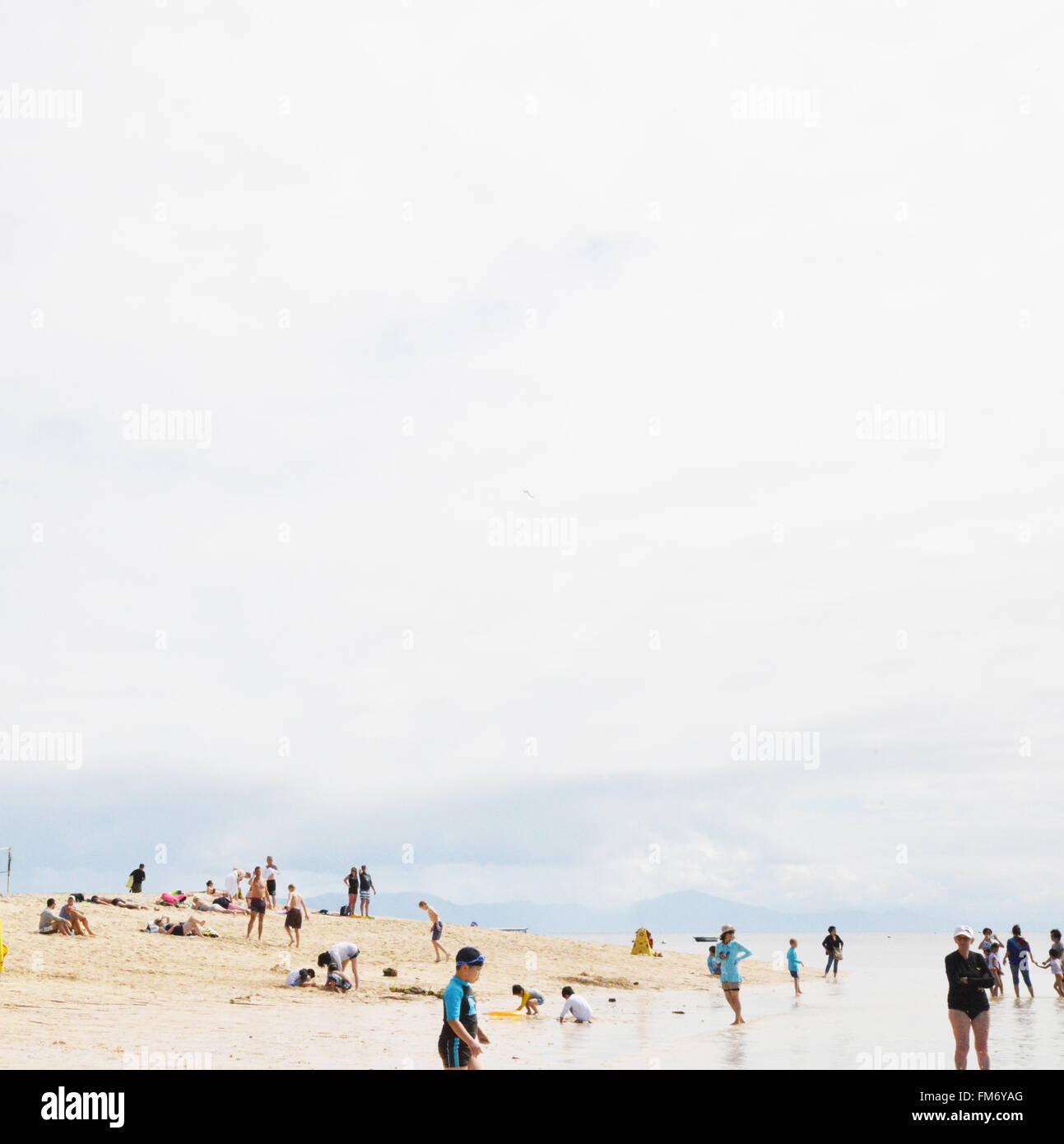 Le Queensland, Australie. Natation sur Green Island, Grande Barrière de Corail (usage éditorial, il y a des personnes reconnaissables sur la photo) Banque D'Images