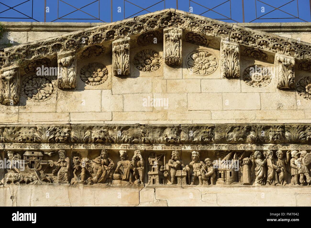 La France, Gard, Nîmes, détail de la façade de Notre Dame et Saint Castor Cathédrale, frise sculptée Banque D'Images