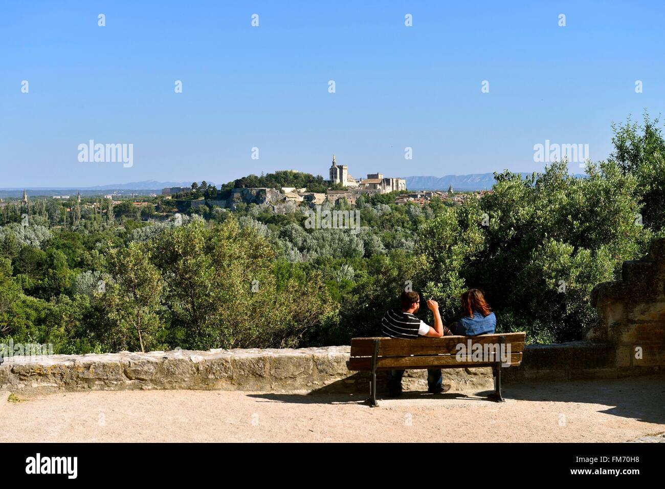 La France, Gard, Villeneuve lez Avignon, Saint Andre Fort, vue sur Avignon depuis les jardins de l'ancienne abbaye bénédictine de Saint André Banque D'Images