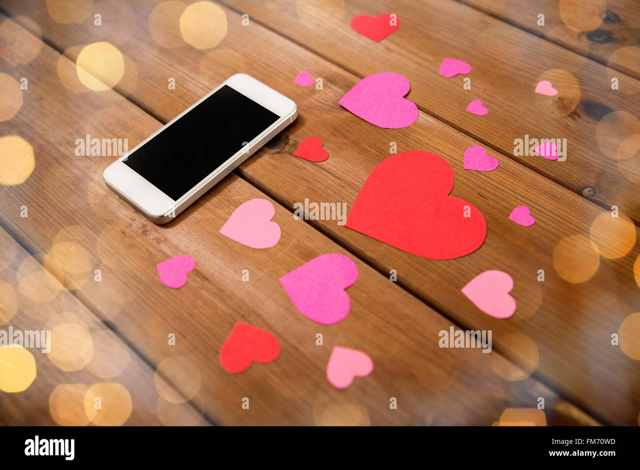 Close up of smartphone et coeurs en bois Banque D'Images