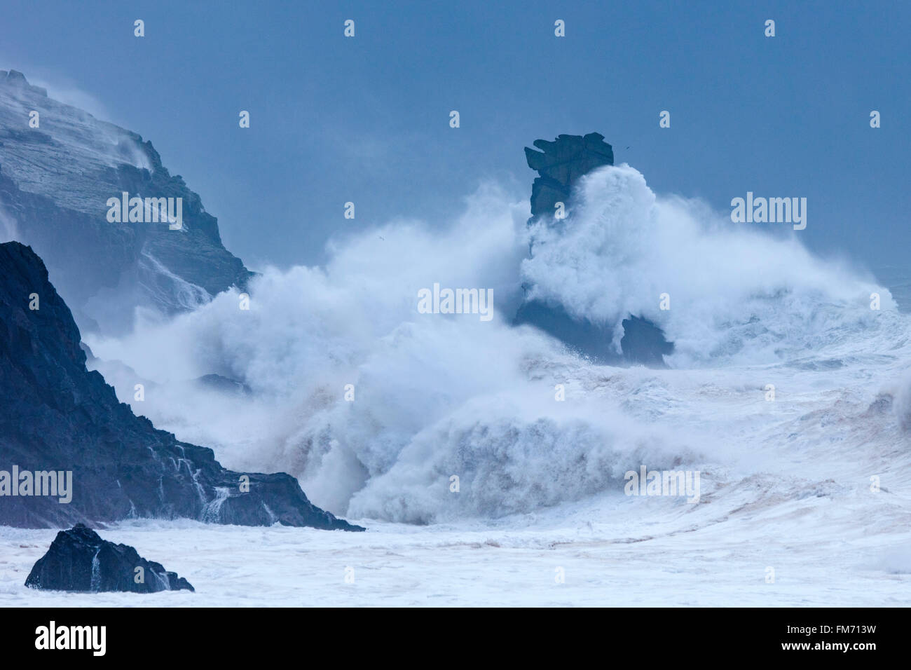 Briser les vagues de tempête sur une Searrach et tête de taureau, péninsule de Dingle, comté de Kerry, Irlande. Banque D'Images