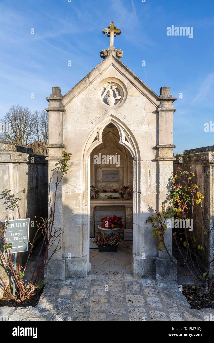 France, Charente, Jarnac, François Mitterrand tombe dans le cimetière des grandes maisons Photo