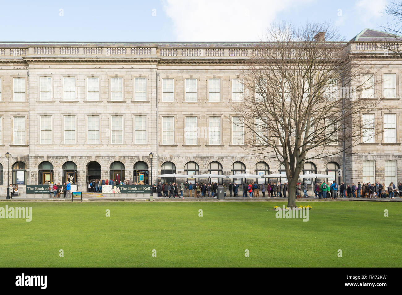 Les touristes gens queue devant l'ancienne Bibliothèque, Trinity College, Dublin pour visiter le Livre de Kells Banque D'Images