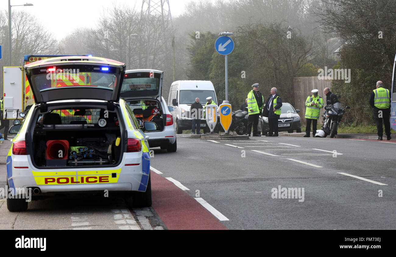 Fareham, Hampshire, Royaume-Uni. 11 mars, 2016. Un homme a malheureusement est mort ce matin à la suite d'une collision près de Fareham Asda impliquant un camion et une moto. La police a fermé l'A32 dans les deux sens après une route fatale Collison ce matin près de Fareham est la sauvegarde de la circulation dans les deux sens alors que la police et d'autres services d'urgence traitent de l'incident à proximité de l'Hoeford Garage d'autobus sur la route Gosport à Fareham Hampshire des agents de la police des routes sont actuellement face à un grave accident de la route sur l'A32 Road Gosport, Crédit : uknip/Alamy Live News Banque D'Images