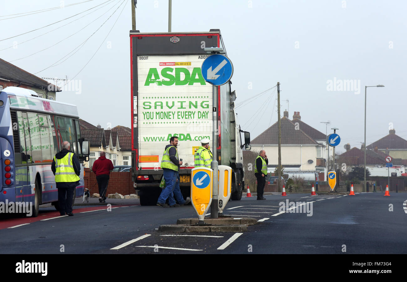 Fareham, Hampshire, Royaume-Uni. 11 mars, 2016. Un homme a malheureusement est mort ce matin à la suite d'une collision près de Fareham Asda impliquant un camion et une moto. La police a fermé l'A32 dans les deux sens après une route fatale Collison ce matin près de Fareham est la sauvegarde de la circulation dans les deux sens alors que la police et d'autres services d'urgence traitent de l'incident à proximité de l'Hoeford Garage d'autobus sur la route Gosport à Fareham Hampshire des agents de la police des routes sont actuellement face à un grave accident de la route sur l'A32 Road Gosport, Crédit : uknip/Alamy Live News Banque D'Images