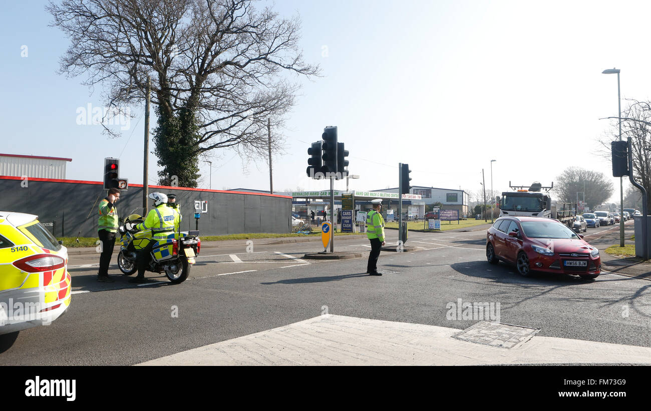 Fareham, Hampshire, Royaume-Uni. 11 mars, 2016. Un homme a malheureusement est mort ce matin à la suite d'une collision près de Fareham Asda impliquant un camion et une moto. La police a fermé l'A32 dans les deux sens après une route fatale Collison ce matin près de Fareham est la sauvegarde de la circulation dans les deux sens alors que la police et d'autres services d'urgence traitent de l'incident à proximité de l'Hoeford Garage d'autobus sur la route Gosport à Fareham Hampshire des agents de la police des routes sont actuellement face à un grave accident de la route sur l'A32 Road Gosport, Crédit : uknip/Alamy Live News Banque D'Images