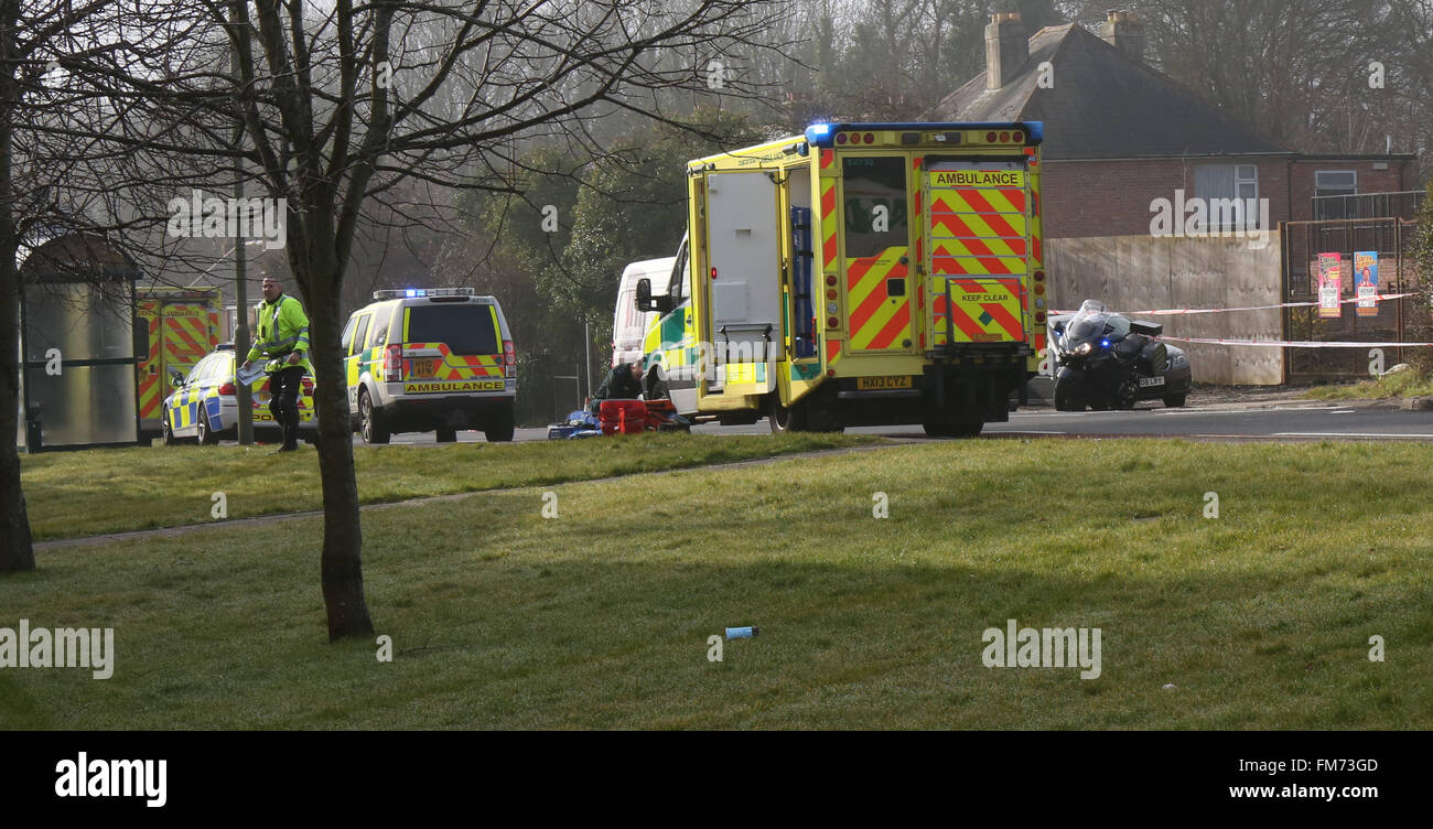 Fareham, Hampshire, Royaume-Uni. 11 mars, 2016. Un homme a malheureusement est mort ce matin à la suite d'une collision près de Fareham Asda impliquant un camion et une moto. La police a fermé l'A32 dans les deux sens après une route fatale Collison ce matin près de Fareham est la sauvegarde de la circulation dans les deux sens alors que la police et d'autres services d'urgence traitent de l'incident à proximité de l'Hoeford Garage d'autobus sur la route Gosport à Fareham Hampshire des agents de la police des routes sont actuellement face à un grave accident de la route sur l'A32 Road Gosport, Crédit : uknip/Alamy Live News Banque D'Images