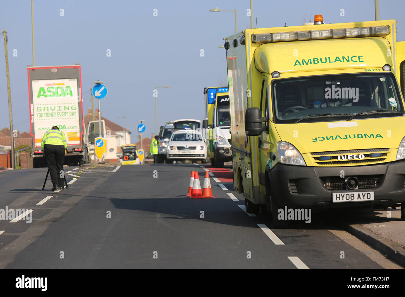 Fareham, Hampshire, Royaume-Uni. 11 mars, 2016. Un homme a malheureusement est mort ce matin à la suite d'une collision près de Fareham Asda impliquant un camion et une moto. La police a fermé l'A32 dans les deux sens après une route fatale Collison ce matin près de Fareham est la sauvegarde de la circulation dans les deux sens alors que la police et d'autres services d'urgence traitent de l'incident à proximité de l'Hoeford Garage d'autobus sur la route Gosport à Fareham Hampshire des agents de la police des routes sont actuellement face à un grave accident de la route sur l'A32 Road Gosport, Crédit : uknip/Alamy Live News Banque D'Images