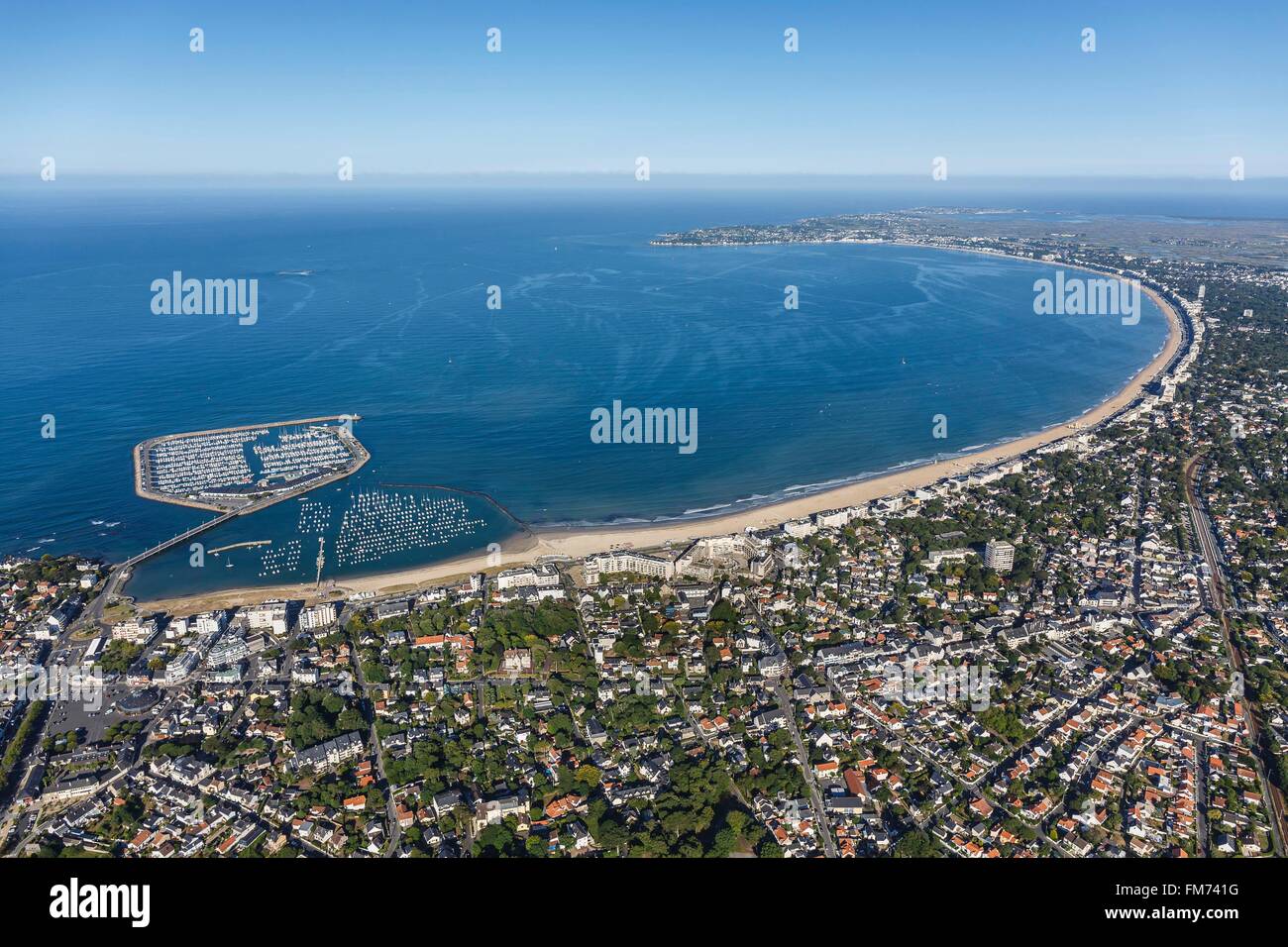 France, Loire Atlantique, Pornichet, la marina, la ville et la baie de