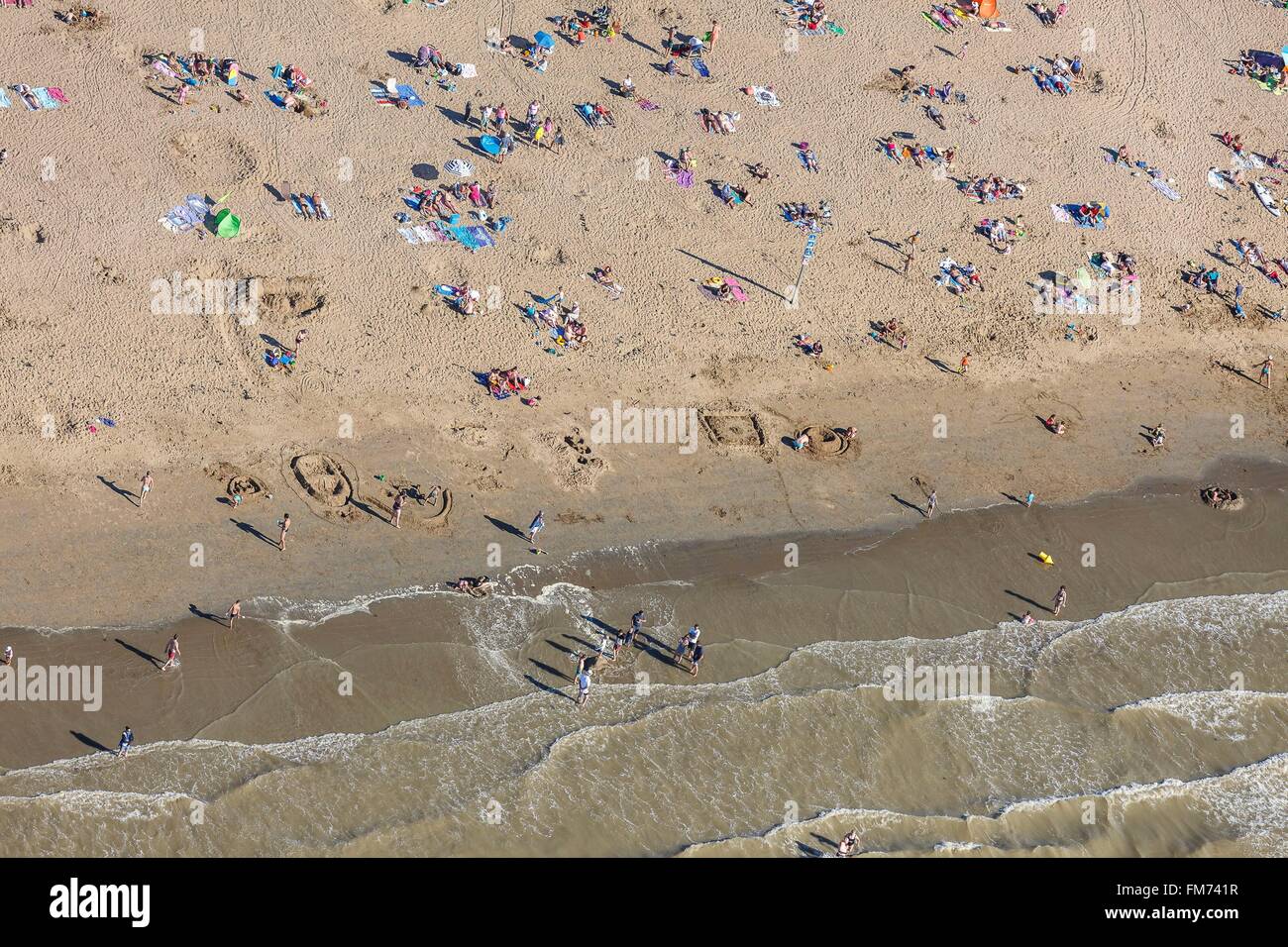 France, Loire Atlantique, Saint Michel Chef Chef, Tharon plage soleil sur plage (vue aérienne) Banque D'Images