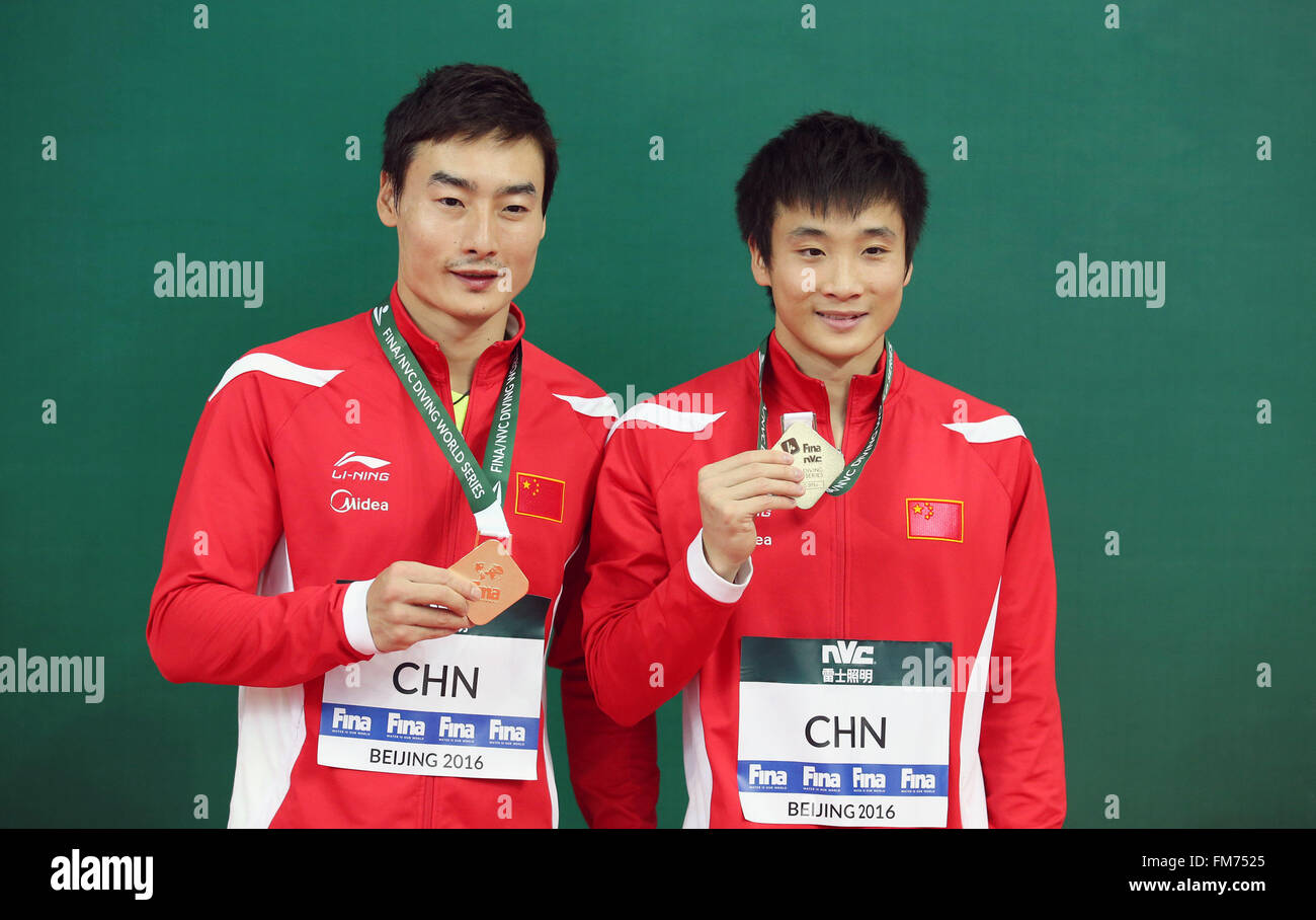 Beijing, Chine. Mar 11, 2016. Cao Yuan (R) et Qin Kai de Chine montrent leurs médailles d'or sur le podium lors de la cérémonie pour les hommes de 3 mètres synchronisé tremplin de la série du monde FINA 2016 à Beijing, capitale de Chine, le 11 mars 2016. Cao Yuan et Qin Kai réclamé le titre avec 442,74 points. Credit : Bai Xuefei/Xinhua/Alamy Live News Banque D'Images