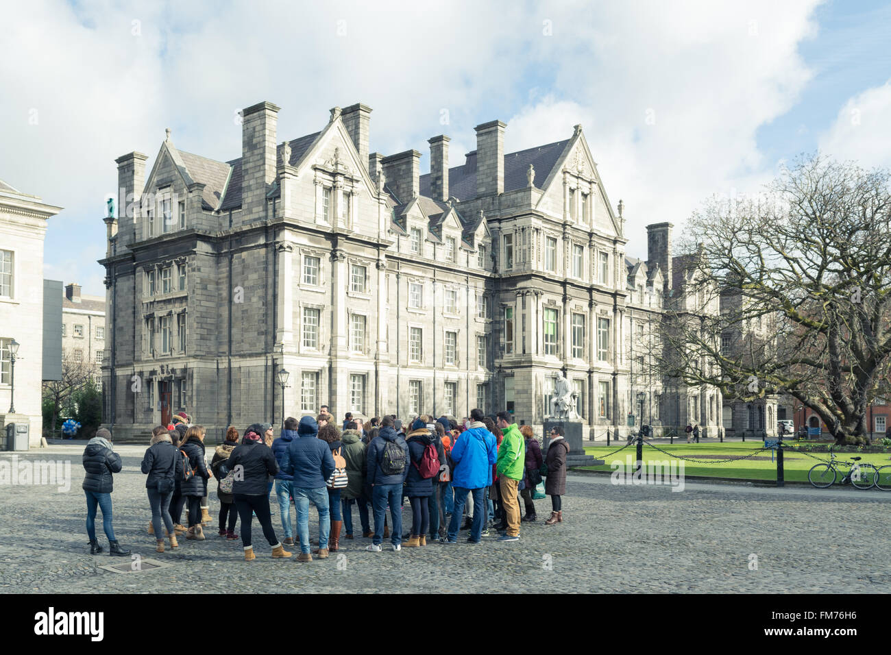Voyages en groupe à la Trinity College Dublin campus Banque D'Images