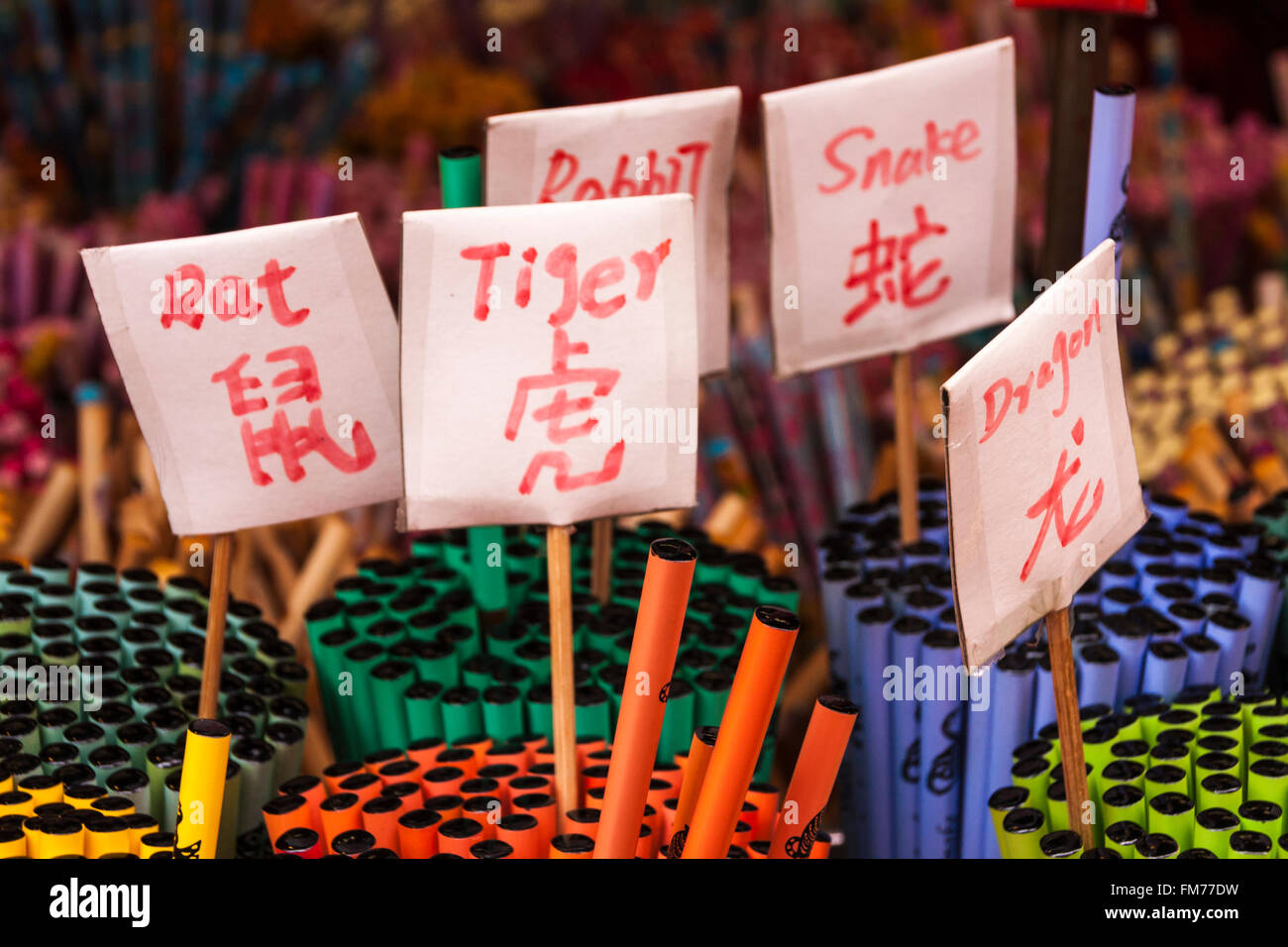 Horoscope chinois de la chance des stylos avec des balises pour l'année de naissance. Photographié dans une stalle de rue. Banque D'Images