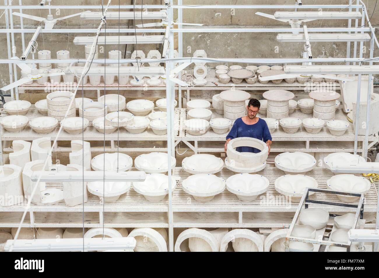 L'Espagne, la Catalogne, Rubi, atelier de céramique Apparatu fondée par Joan Manosa, Xavier Manosa au milieu masters pour la production de lampes pli fort Marset de la marque Banque D'Images