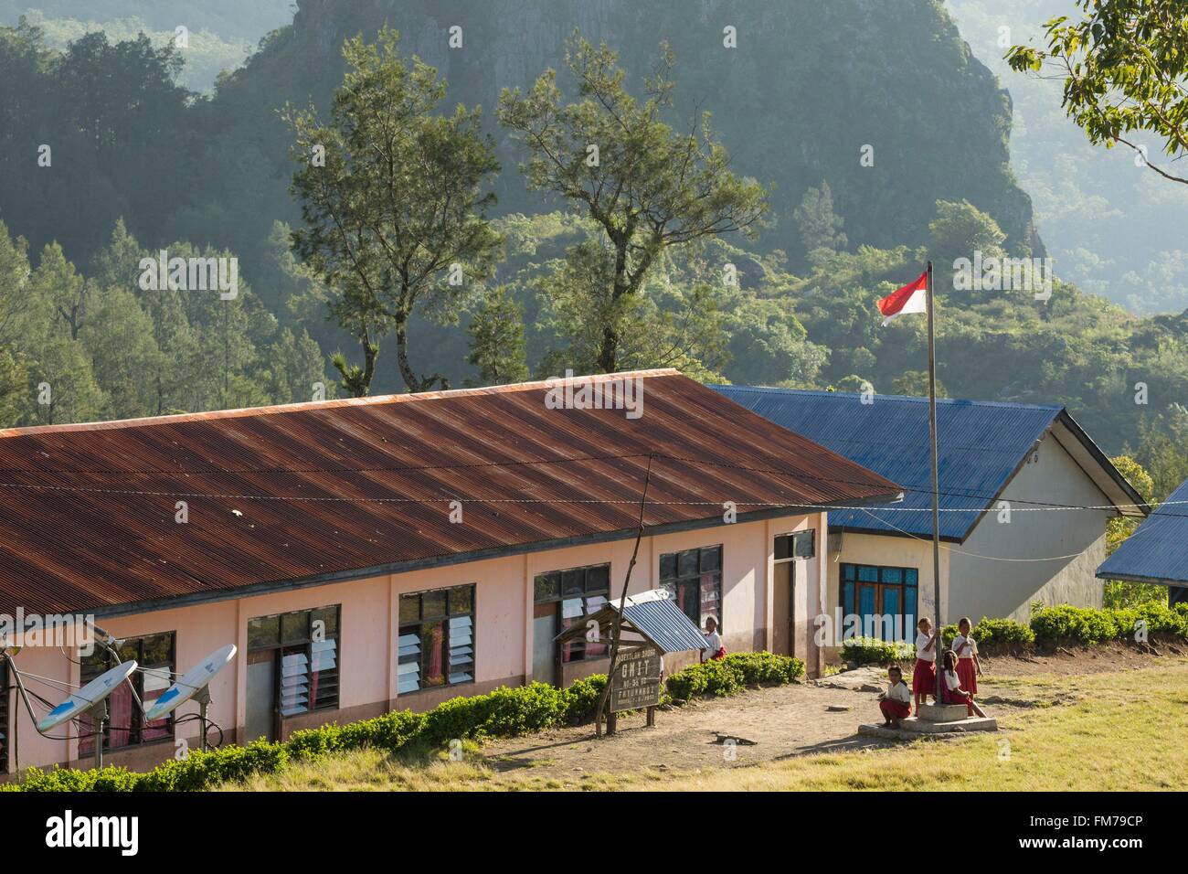 L'Indonésie, Timor Occidental, au sud du Timor central Regency, Fatumnasi, devant l'école écolier Banque D'Images