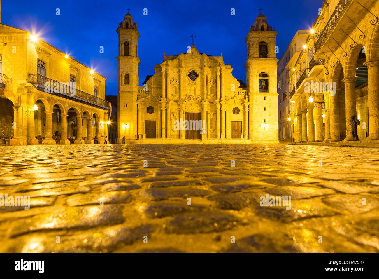 Cuba, Ciudad de la Habana Province, La Havane La Habana Vieja, quartier classé au patrimoine mondial, la place de la cathédrale et Catedral de la Virgen Maria de la Immaculada Concepcion Banque D'Images