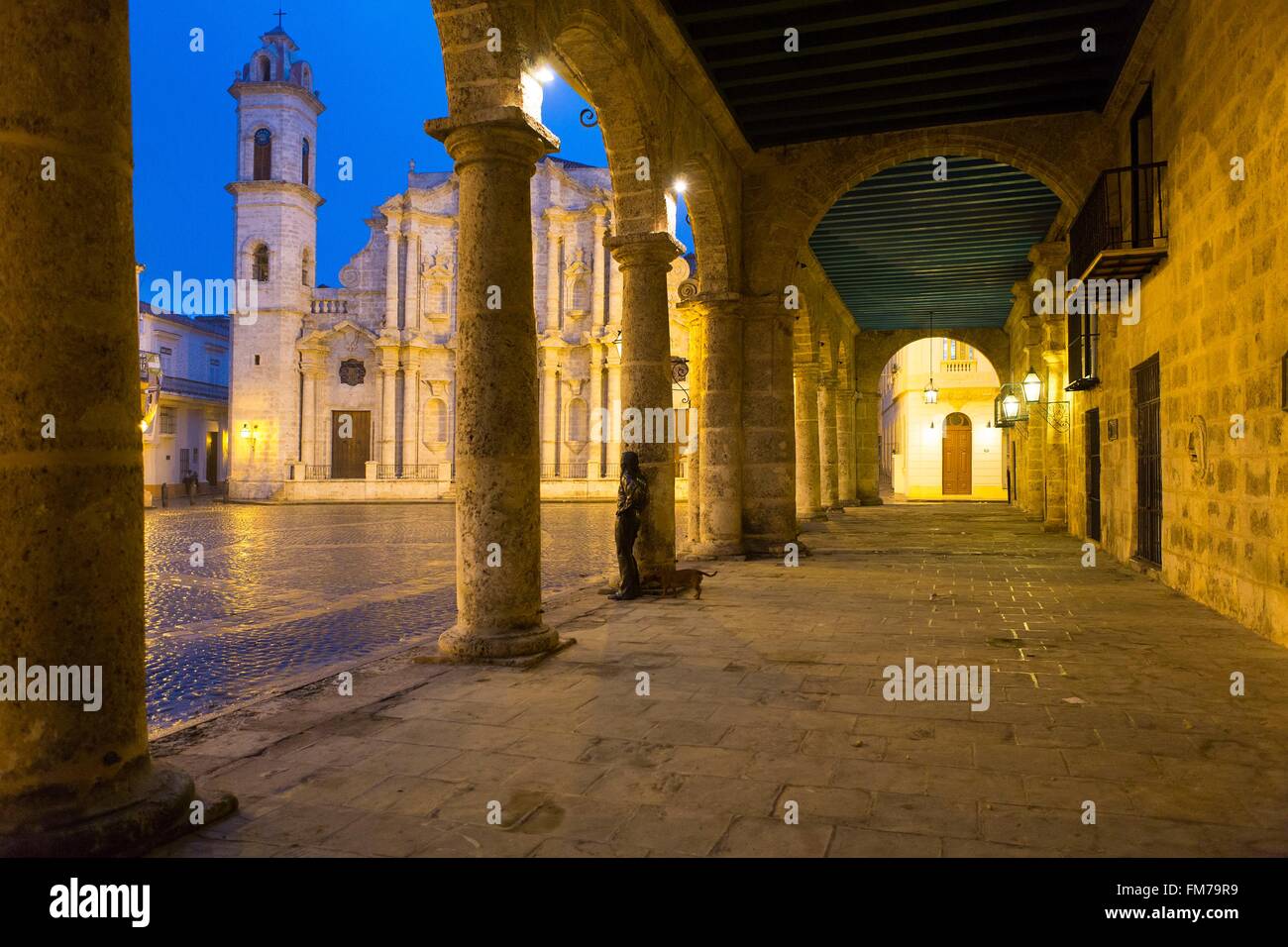 Cuba, Ciudad de la Habana Province, La Havane La Habana Vieja, quartier classé au patrimoine mondial, la place de la cathédrale et Catedral de la Virgen Maria de la Immaculada Concepcion Banque D'Images