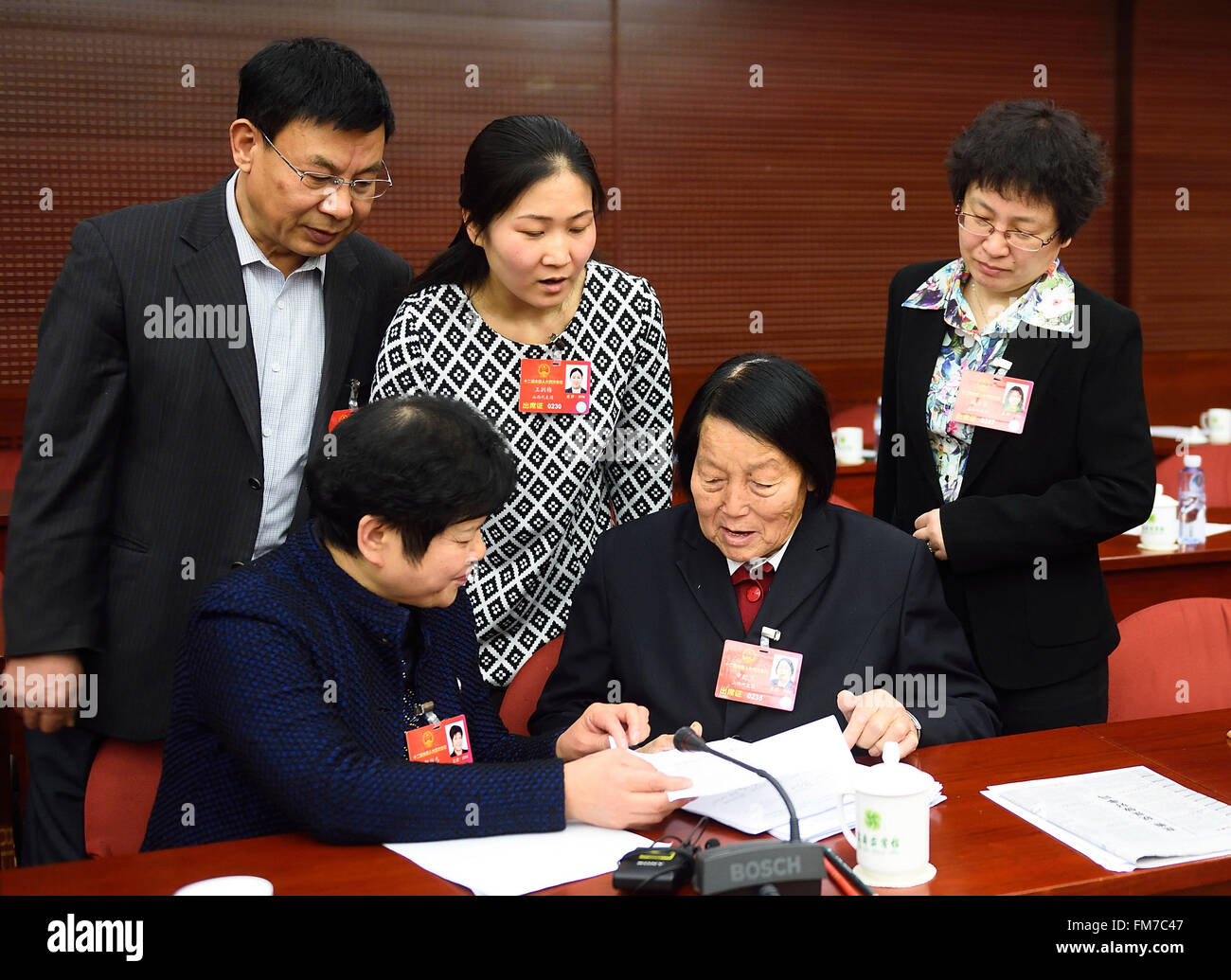 (160311) -- BEIJING, 11 mars 2016 (Xinhua) -- Shen Jilan (R) avant, les négociations avec les autres participants de la quatrième session de la 12e Congrès National du Peuple à Beijing, capitale de Chine, le 11 mars 2016. Le 87-year-old Shen Jilan, l'un des plus vénérables personnalités politiques, a servi comme vice-dans les 12 conditions de l'Assemblée nationale populaire de Chine, organe législatif. Il y a 62 ans, quand Shen était de 25, elle a fait un voyage de quatre jours à Pékin à partir de son domicile dans la province de Shanxi et a commencé son rôle de l'adjoint de la CAN. De nos jours, le train à grande vitesse, votre voyage à Pékin prend Banque D'Images