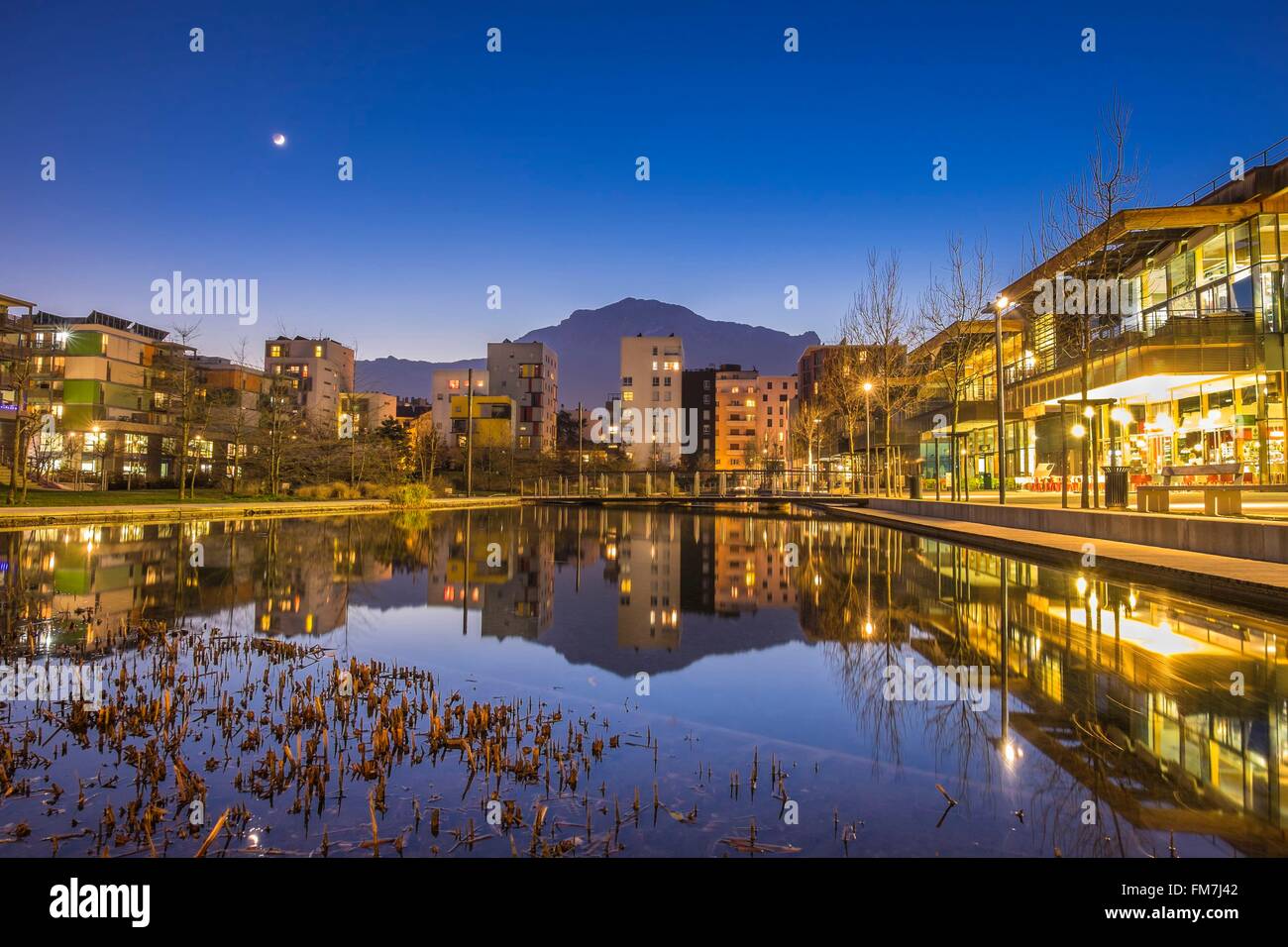 France, Isère, Grenoble, l'Écodistrict de Bonne, Grenoble a reçu le Grand Prix national 2009 de l'Écodistrict pour la ZAC de Bonne, le massif du Vercors en arrière-plan Banque D'Images