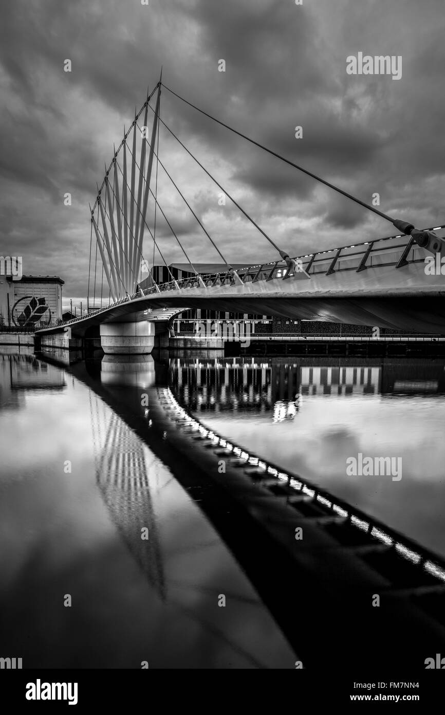 Passerelle, Crépuscule, Salford Quays, Manchester, Lancashire, Angleterre Banque D'Images