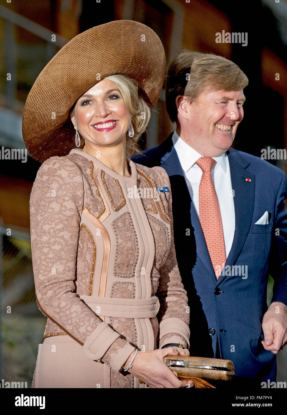 Paris, France. 10 Mar, 2016. Le roi Willem-Alexander et Maxima La reine des  Pays-Bas assister à une table ronde avec les jeunes et les ex-joueur de  football Lilian Thuram à Halle Pajol