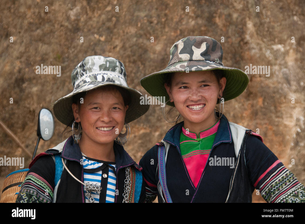 Deux personnes du village natal en vêtements traditionnels, Lao Cai, Vietnam Banque D'Images