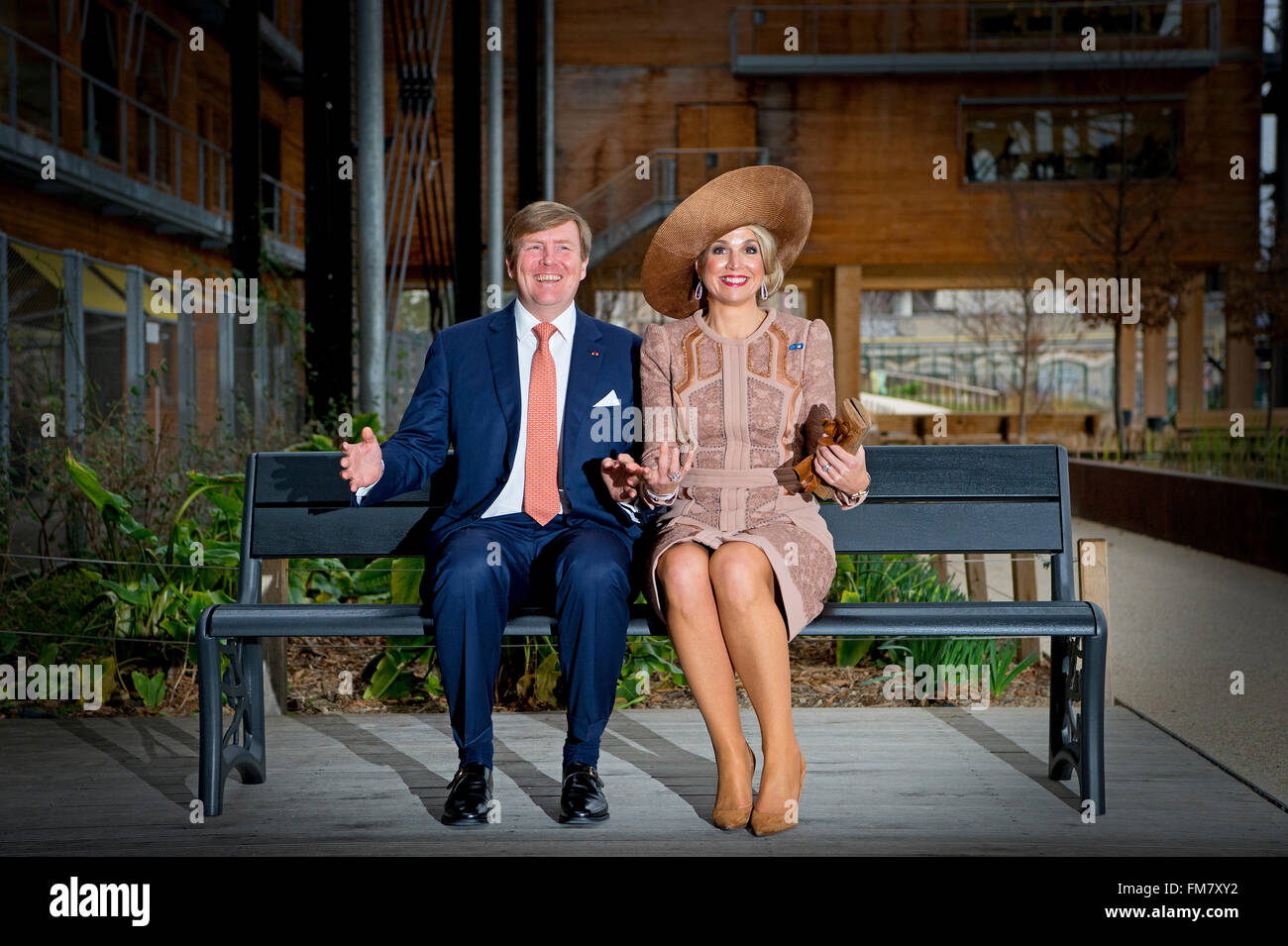 Paris, France. 10 Mar, 2016. Le roi Willem-Alexander et Maxima La reine des Pays-Bas assister à une table ronde avec les jeunes et les ex-joueur de football Lilian Thuram à Halle Pajol à Paris, France, 10 mars 2016. Au cours de la visite, le Roi et la Reine offrent un maire Lejoindre dutch canapé dans le jardin. Le Roi et la reine sont en France pour une visite d'Etat 10 et 11 mars. Photo : Patrick van Katwijk POINT DE VUE - PAS DE FIL - SERVICE/dpa/Alamy Live News Banque D'Images